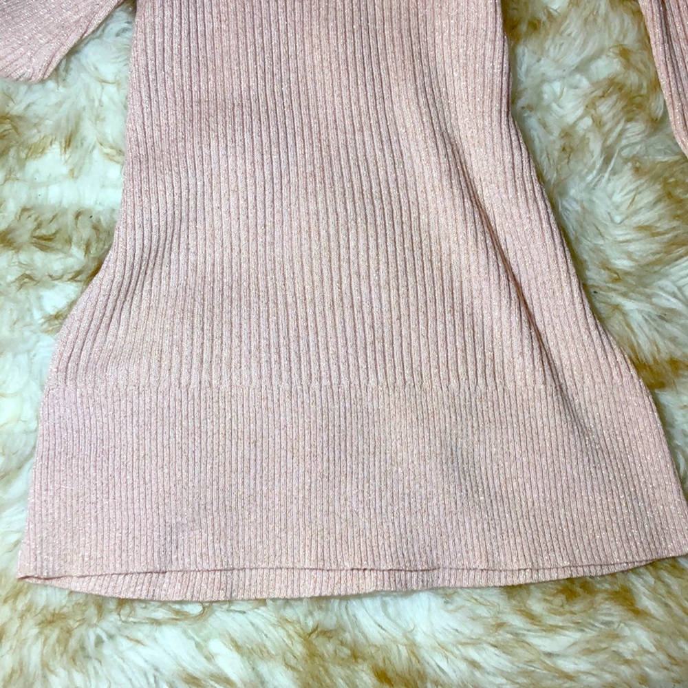 Turtle neck cold shoulder - Picture 3 of 3
